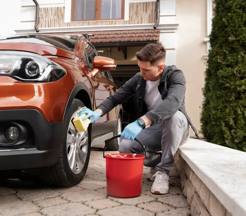 Lavage auto à domicile Savigneux : professionnel intervenant sur un véhicule